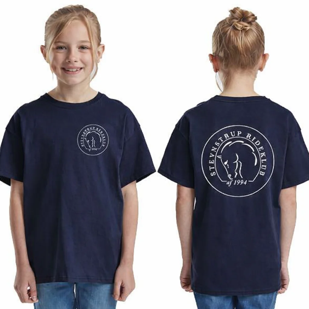 Stevnstrup Rideklub Børne T-shirts i Navy (Incl. Stevnstrup Rideklub logo på Bryst og stort på Ryg)